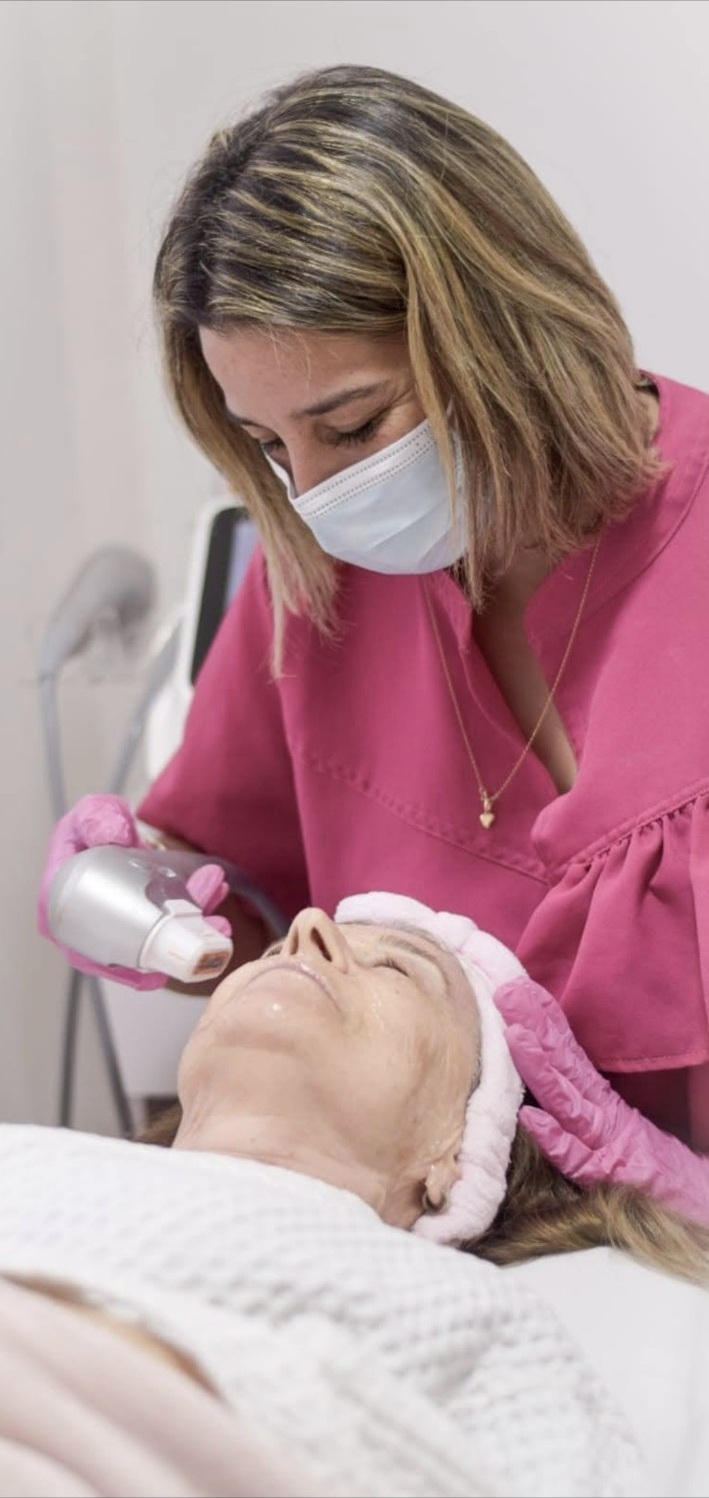 Carla realiza HIFU facial a una clienta en Body Montevideo