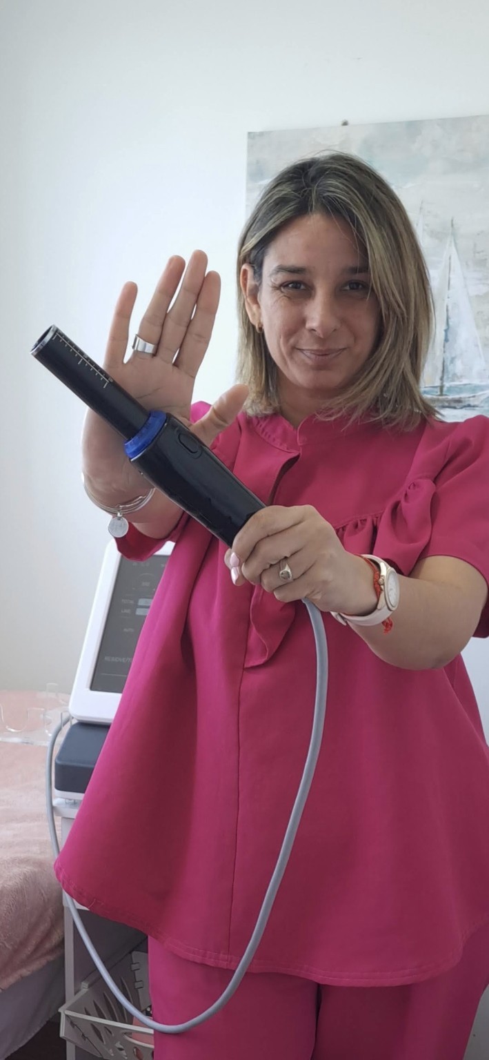 Carla mostrando el aplicador y el equipo de HIFU íntimo en Body Montevideo